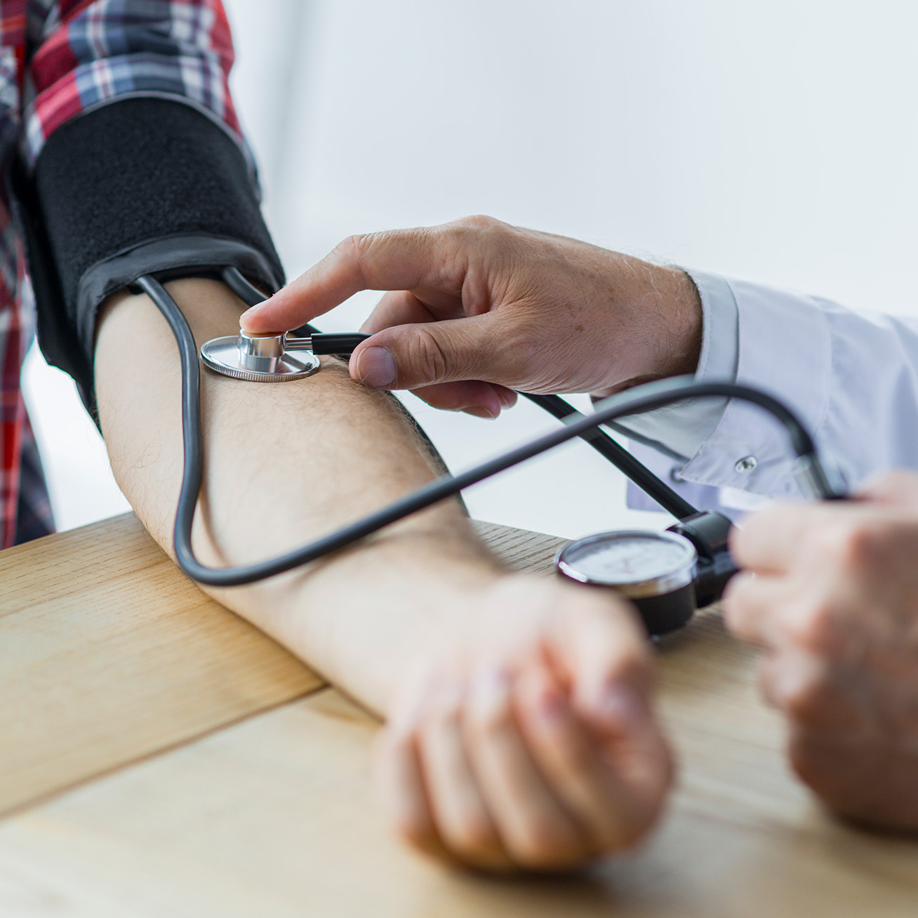 Qué ocasiona la presión arterial alta, y cómo prevenirla?